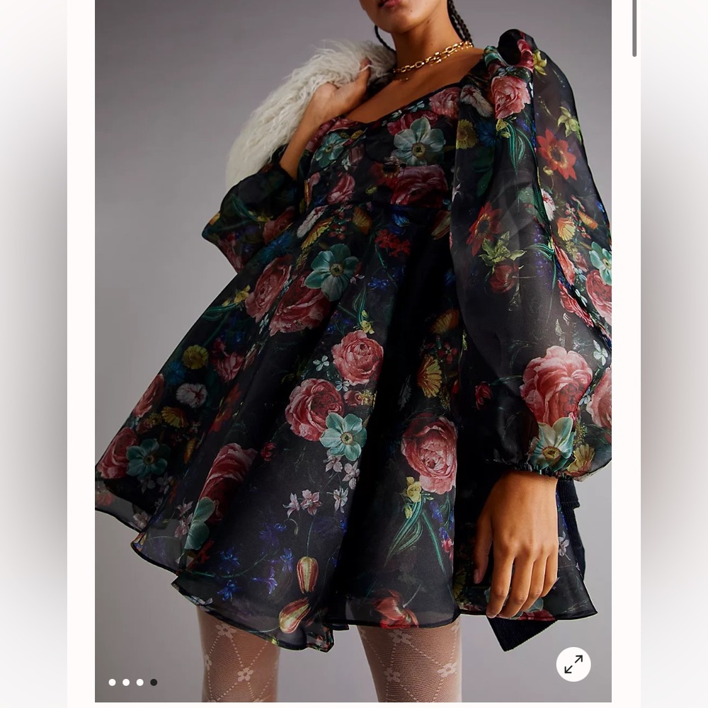 Looking for a Selkie dress in xs!